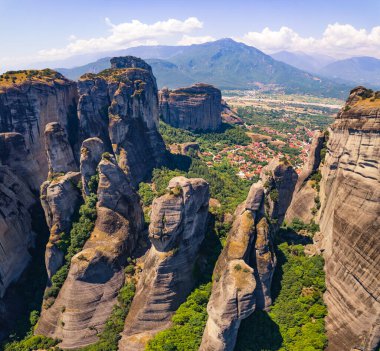 Yunanistan 'ın Meteora kentindeki taş sütunların tepesindeki ünlü manastırların çarpıcı hava manzarası. Yüksek kalite fotoğraf