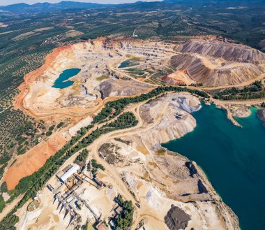 Yunanistan 'daki açık mayınların insansız hava aracı görüntüleri, doğal çevre üzerindeki insan etkileri. Yüksek kalite fotoğraf