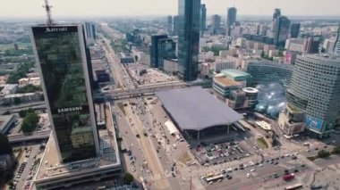 7.22.2022 Varşova, Polonya. Centrum LIM, Varso Kulesi, Zlota 44. Varşova şehir merkezi modern gökdelenlerle dolu. İHA atışı. Güneşli bir hava. Yüksek kalite 4k görüntü