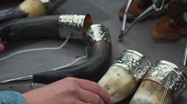 18.05.2022. Tiflis, Georgia. Gürcü Kantsi 'ye dokunan bir müşteri Tiflis, Gürcistan' daki bit pazarında sergilendi. Yüksek kalite 4k görüntü
