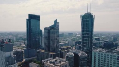 7.22.2022 Varşova, Polonya. Üç gökdelen - Varşova Spire, Varşova Birimi ve Skyliner Karimpol İHA sayesinde kuş bakışı olarak görülüyor. Bulutlu gökyüzü. Yüksek kalite 4k görüntü