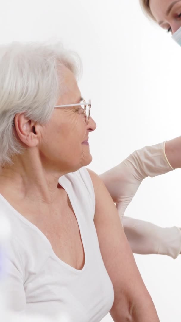 Een Opgetogen Oude Grijsharige Vrouw Die Een Vaccin Kreeg Zichzelf — Stockvideo