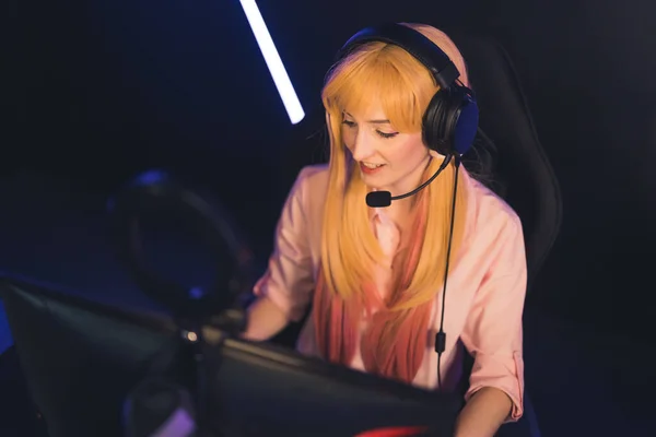 Young Blonde Gamer Girl Talking Headset Her Teammates Competing Online —  Fotos de Stock