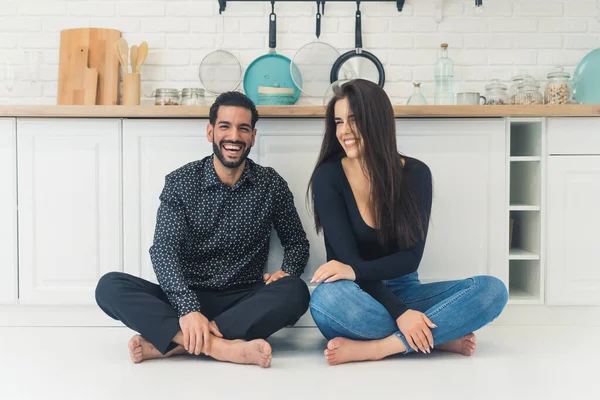 Couple Sitting Barefoot Floor Kitchen Counter Relaxing Smiling Laughing Looking — стоковое фото