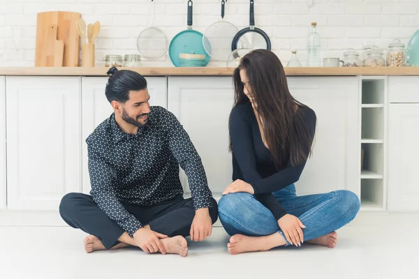 Dark Haired Man Beard Looking His Girlfiend Dark Long Hair — Stockfoto