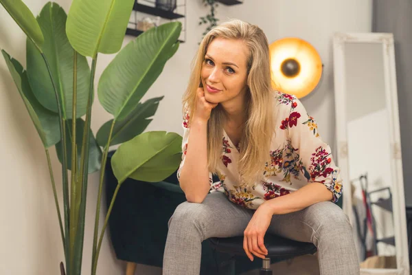 Years Old Blonde Caucasian Lady Sitting Plant Posing Camera Room — 스톡 사진