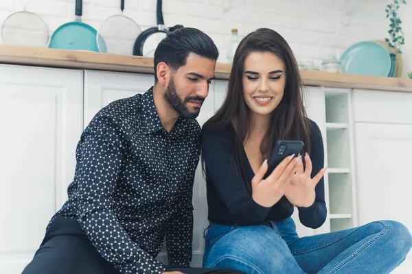 Man Dark Hair Beard Wearing Patterned Shirt Looking His Girlfriend — Stockfoto