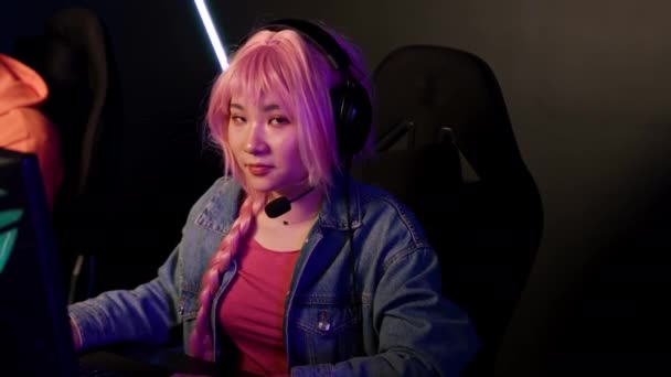 Teenage Girl Pink Braid Using Headset Competing Her Friend Online — Video