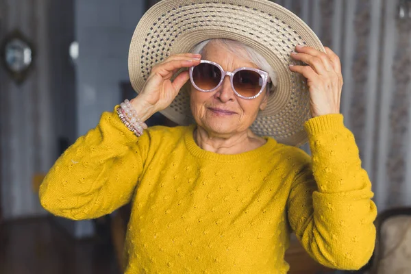 Funny Caucasian Senior Single Woman Wearing Stylish Sunglasses Beach Hat — стоковое фото