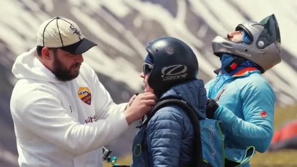 2022 Gudauri Georgia Instructors Helping Man Get Ready Paragliding High — Stockvideo