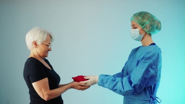 Conceptual Shot Surgeon Giving Heart Transplant Elderly Lady Gift New — 图库视频影像