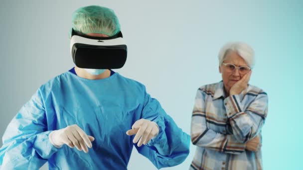 Conceptual Shot Surgeon Doctor Using Virtual Reality Technology Practice Operation — Stock videók