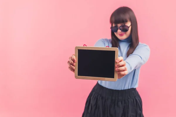 Slim Brunette Woman Holding Blank Black Chalkboard Showing Camera Pink — Fotografia de Stock