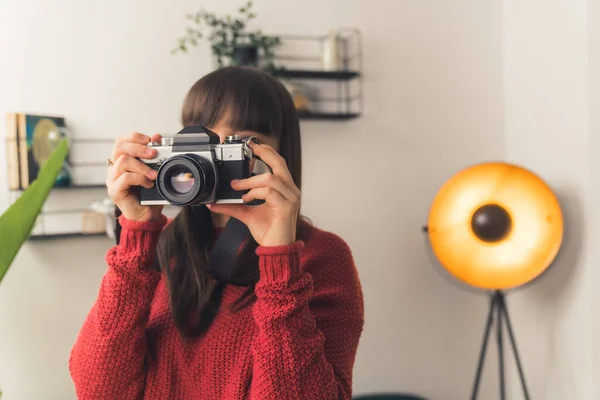 Young Brunette Woman Blogger Holding Vintage Retro Camera High Quality — 图库照片