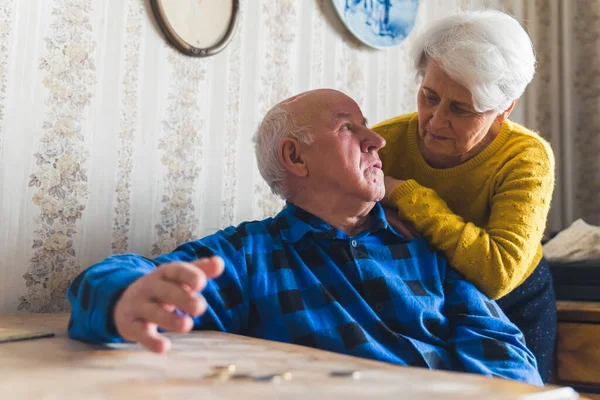 Sad Lost Worried Caucasian Senior Couple Counting Last Coins While — ストック写真