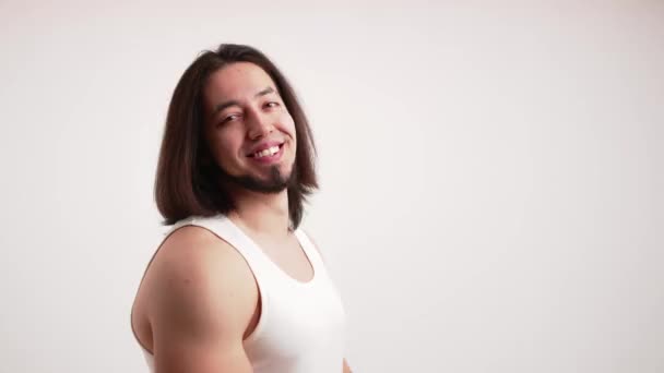 Muscular White Man Dark Long Hair Beard Wearing White Tank — 비디오