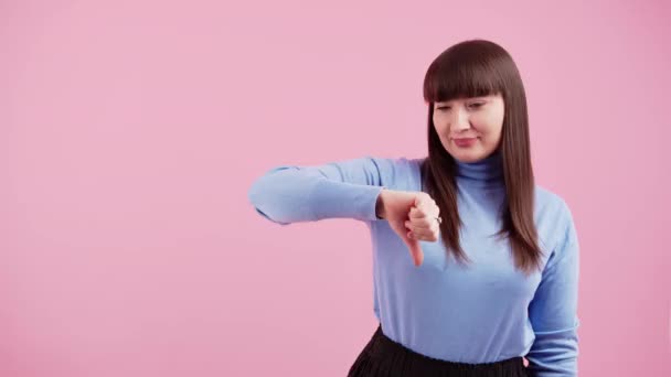 Brunette Caucasian Woman Wearing Blue Turtleneck Giving Thumbs Shaking Her — Stock videók