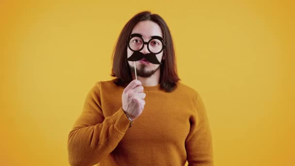 White Man Long Brown Hair Beard Holding Paper Glasses Fake — Vídeo de Stock