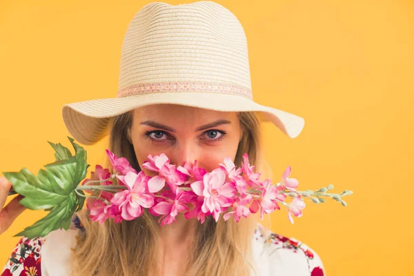 White Blonde Woman Wearing Sun Hat Holding Pink Delphinium Flower — 图库照片