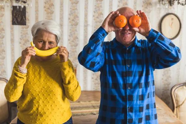 Funny Caucasian Senior Couple Wife Holding Banana Smile Front Her — Stockfoto