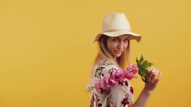 Caucasian Woman Blond Hair Wearing Straw Hat Blouse Looking Seductively — Stok video
