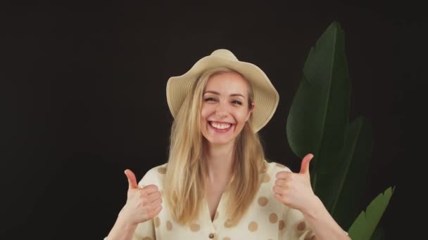 White Blonde Woman Wearing Straw Hat Linen Shirt Laughing Showing — Video