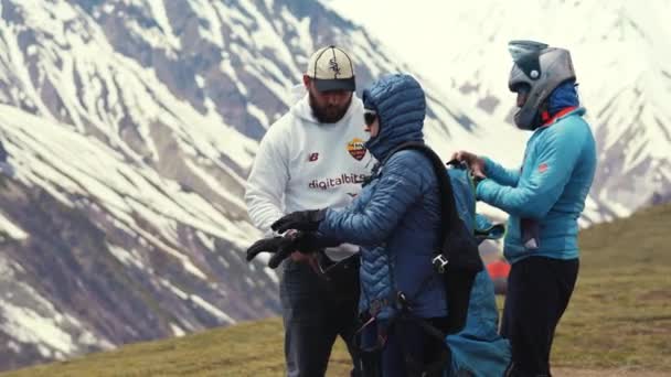 2022 Gudauri Georgia Man Getting Ready Paragliding Mountains High Quality — Vídeos de Stock