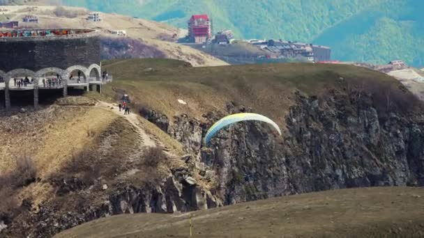 2022 Gudauri Georgia Paragliding Monument Georgian Russian Friendship High Quality — Vídeo de Stock
