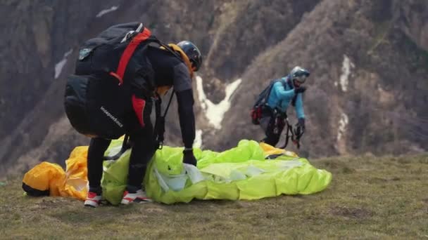 2022 Gudauri Georgia Men Getting Ready Paragliding Mountains High Quality — 图库视频影像