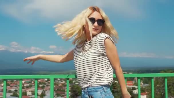 Счастливая Белая Девушка Позирует Парке Перед Камерой Средний Выстрел Высококачественные — стоковое видео