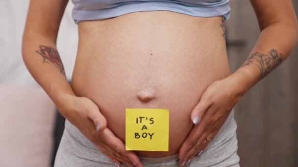 Closeup View Pregnant Womans Belly Sticky Note Saying Boy High — Vídeo de stock