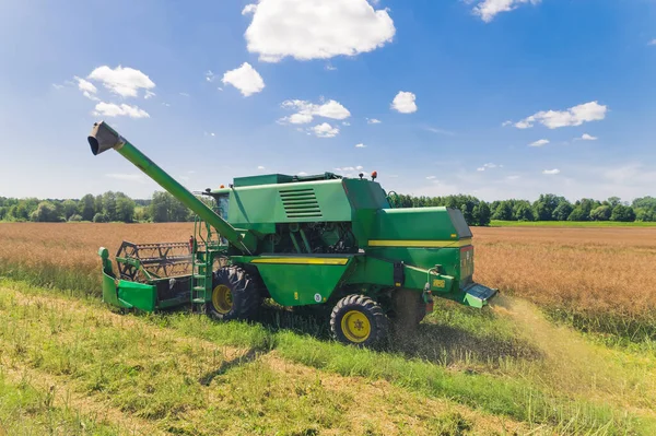 Aerial Side View Green Agricultural Combine Harvester Revolving Reel Working — Stok fotoğraf