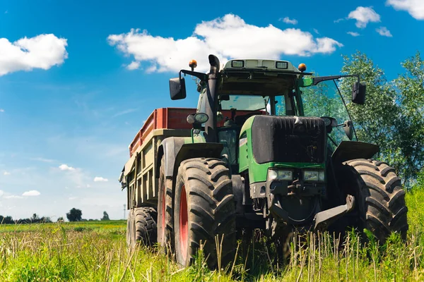 Tractor Taking Away Crop Field High Quality Photo — Stock Photo, Image