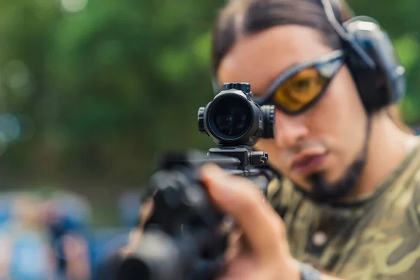 White Man Safety Goggles Headphones Wearing Camo Shirt Aiming Submachine — Stockfoto