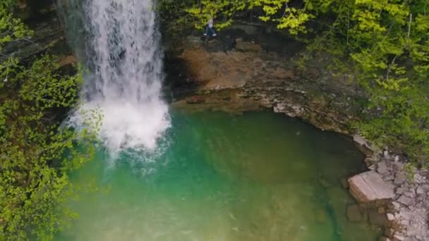 Top View Waterfall Small Green Lake High Quality Footage — Vídeo de Stock