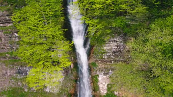 Birds Eye View Huge Beautiful Waterfall Foresty Cliff High Quality — Stok video