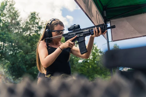 White Brunette Woman Protective Gear Firing Submachine Gun Training Ground — ストック写真