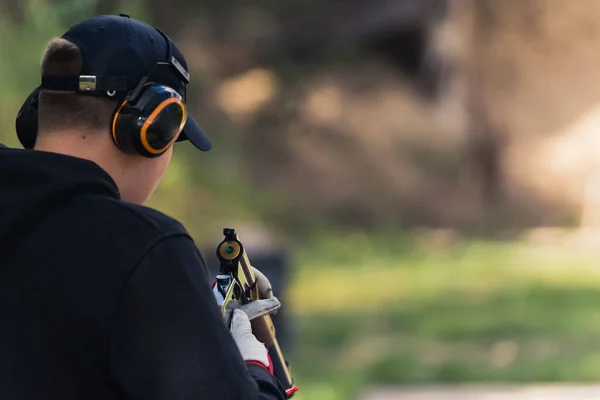 Rear View Man Black Hoodie Cap Wearing Safety Headphones Reloading — Stock fotografie