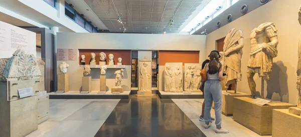 2022 Thessaloniki Greece Wide Indoor Shot Two Tourists Visiting One — Foto Stock