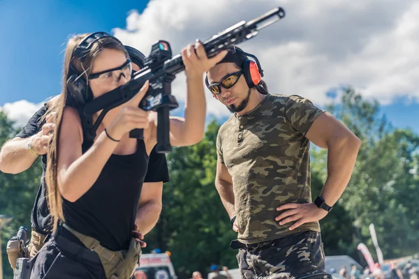 Man Woman Wearing Safety Headphones Goggles Practicing Using Submachine Gun — Stockfoto