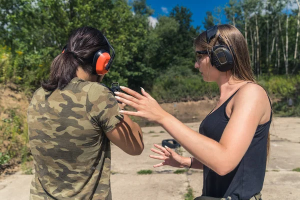 Caucasian Female Instructor Guiding Male Client Firearms Training Outdoor Shooting — Stock Photo, Image