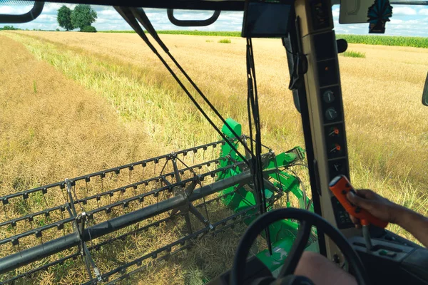 Combine Harvester Harvesting Crop High Quality Photo — Stok fotoğraf