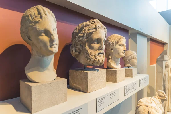 2022 Thessaloniki Greece Ancient Heads Greek Statues Placed Shelf Display —  Fotos de Stock