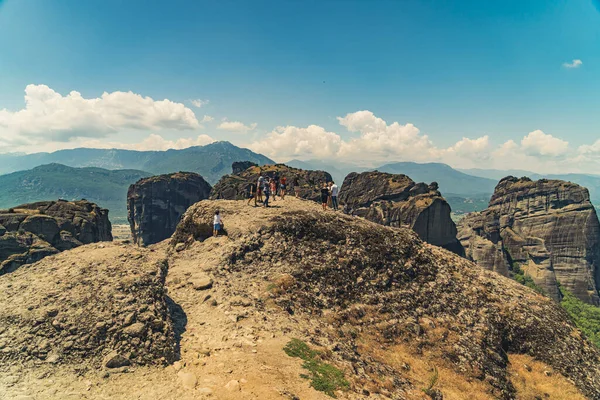 2021 Meteora Greece Random Group Tourists Seen Afar Walking Famous —  Fotos de Stock