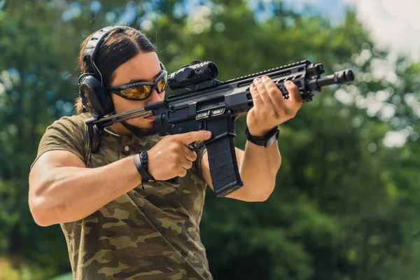 Handsome Male Instructor Shooting Range Medium Outdoor Shot Muscular Caucasian — ストック写真