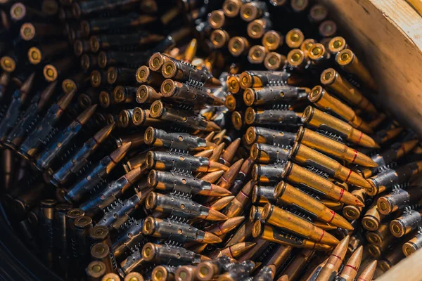 Closeup Shot Shiny Golden Rifle Bullet Tapes Machine Gun Stored — Stockfoto