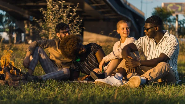 Multi Ethnic Group Good Friends Chilling Blanket Grass Fire Enjoying — Stockfoto