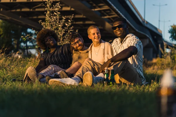 Happy Diverse Group Young Friends Sitting Together Blanket Grass Drinking — Photo