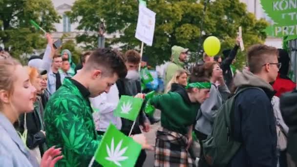 2022 Warsaw Poland Young Europeans Peacefully Protesting Illegal Marijuana Dancing — Video Stock