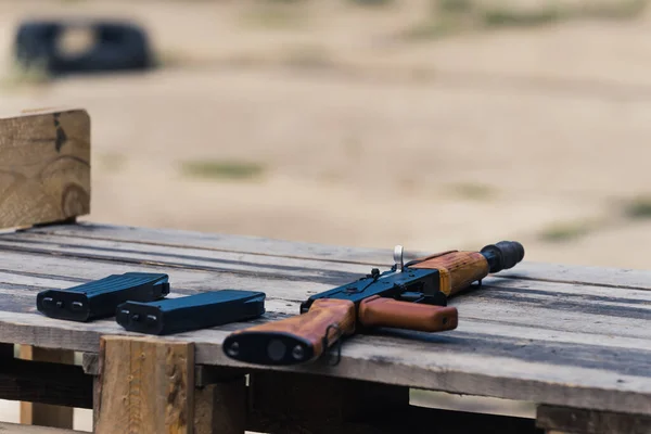 Black Brown Rifle Two Clips Placed Wooden Table Outdoor Shooting — Stock Photo, Image